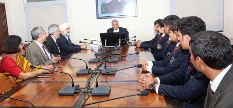 ඉන්දියාවේ, සනාවර්හි ලෝරන්ස් විද්‍යාලයේ නියෝජිත පිරිස සහ අගමැති අතර හමුවක්