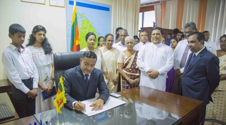 ස්වදේශ කටයුතු අමාත්‍යාංශයේ නව ලේකම් නව ධූරයේ කටයුතු ආරම්භ කරයි