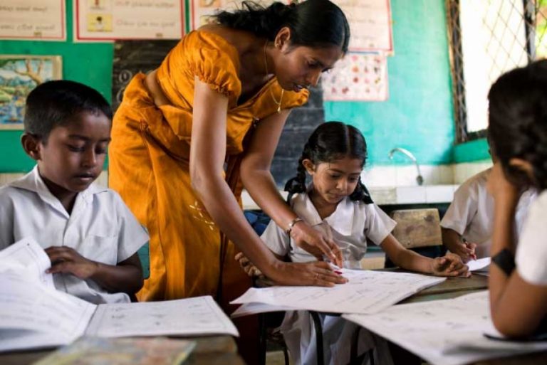 පාසල්වල සේවය සඳහා යෙදවීමට කලාප මට්ටමින් ගුරු සංචිතයක් පිහිටුවීමට සැලසුම්