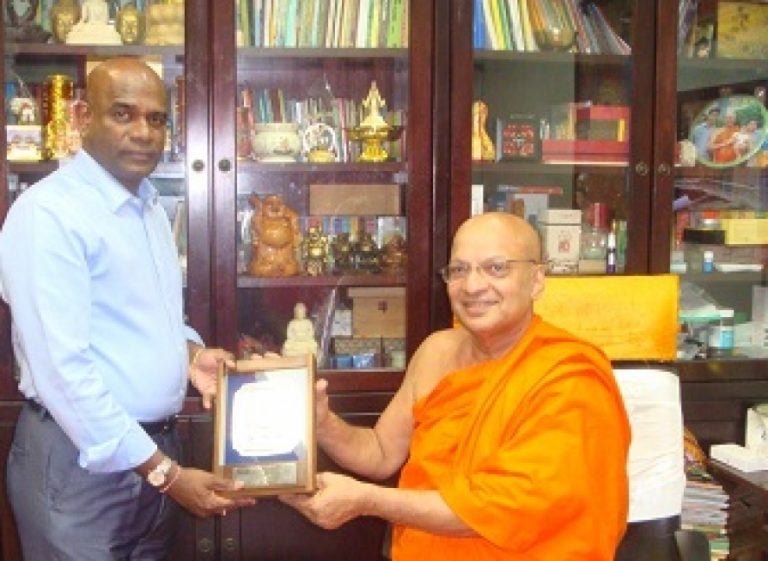 වෙසක් සමය වෙනුවෙන් මැලේසියාවේ දී ප්‍රථමවරට වෙසක් තොරණක්