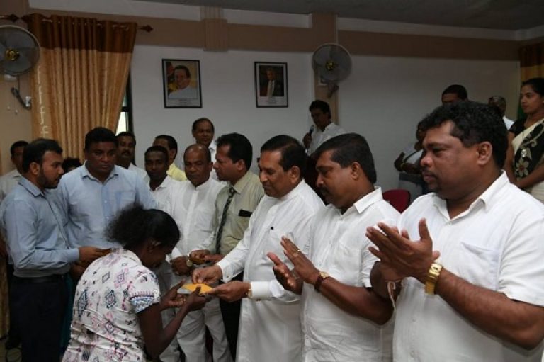 සෞඛ්‍ය ඇමති ප්‍රධානත්වයෙන් බේරුවල පවුල් සඳහා ඉඩම් ඔප්පු ප්‍රදානය කෙරේ