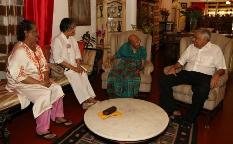 අගමැති ආචාර්ය ලෙස්ටර් ජෙම්ස් පීරිස් මහතාගේ සුවදුක් විමසයි