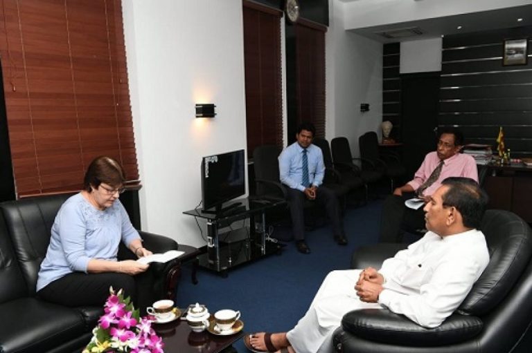 සෞඛ්‍ය අැමති ජාත්‍යන්තර සෞඛ්‍ය සමුලුවට සහභාගිවීමට දිවයිනෙන් පිටත්ව යයි