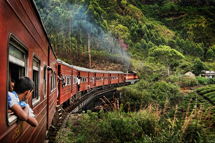 ගම්බිම් බලා යන ජනතාව වෙනුවෙන් විශේෂ දුම්රිය 12 ක් අද සිට