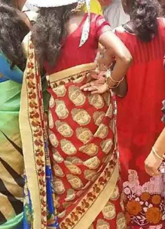 බුදුරුවට සමාන රුව සහිත සාරියක් පැළඳ සිටි කාන්තාවක් ආගරපතන ප්‍රදේශයෙන්