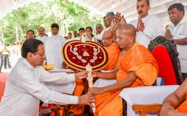 පූජ්‍ය අඹගස්වැවේ රාහුලාභිධාන මහා නායක හිමිපාණන් වහන්සේ වෙත අක්තපත්‍ර පිළිගැන්වීමේ පුණ්‍යෝත්සවය ජනපති ප්‍රධානත්වයෙන්