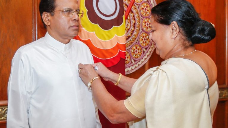 2018 ජාතික රණවිරු මාසය ප‍්‍රකාශයට පත් කරමින් පළමු සමරු කොඩිය ජනපතිට පළඳවයි