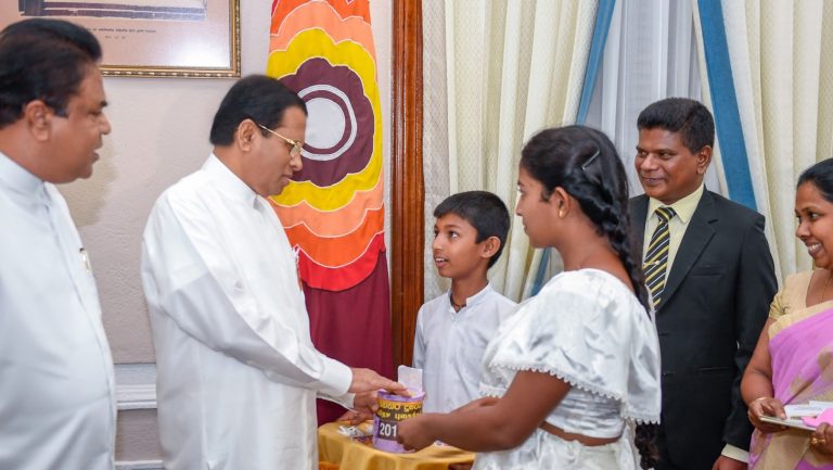 ජාත්‍යන්තර දුම්වැටි හා මත්ද්‍රව්‍ය විරෝධී දිනයට සමගාමීව ක‍්‍රියාත්මක කරනු ලබන සමෘද්ධි කොඩි වැඩසටහනේ පළමු කොඩිය ජනපතිට