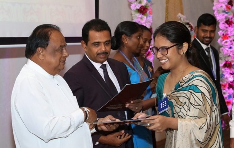 පුද්ගලයින් 486ක් වෙත ද්විත්ව පුරවැසිභාවය ප්‍රදානය කෙරේ