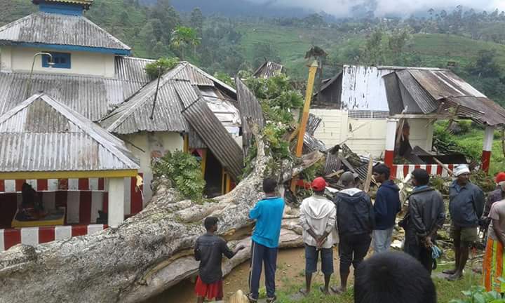 මධ්‍යම කඳුකරය හරහා හමා ගිය දැඩි සුළගකින් මැයි මාර ගසක අත්තක් කඩා වැටී හින්දු කොවිලේ ගොඩනැගිල්ලකට දැඩි අලාභ හානි