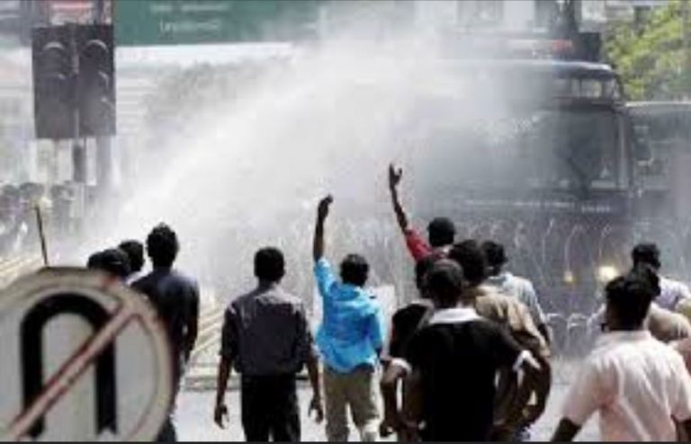 රැකියා විරහිත උපාධිධාරීන්ට ජල ප්‍රහාරයක් එල්ල කරයි
