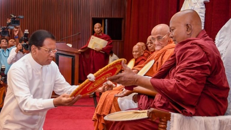 රාමඤ්ඤ මහා නිකායේ අනුනායක ධූරයෙන් පිදුම් ලද පූජ්‍ය මාතලේ ශ්‍රී ධම්මකුසල අනුනායක ස්වාමින් වහන්සේ වෙත ශ්‍රී සන්නස්පත්‍ර පිළිගන්වයි