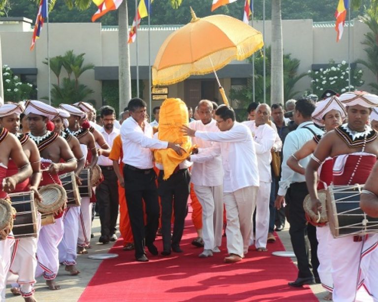 ශ්‍රී ලංකාවට වැඩම කරවූ සර්වඥ ධාතුන් වහන්සේලා ආපසු ඉන්දියාවට වැඩම කෙරේ