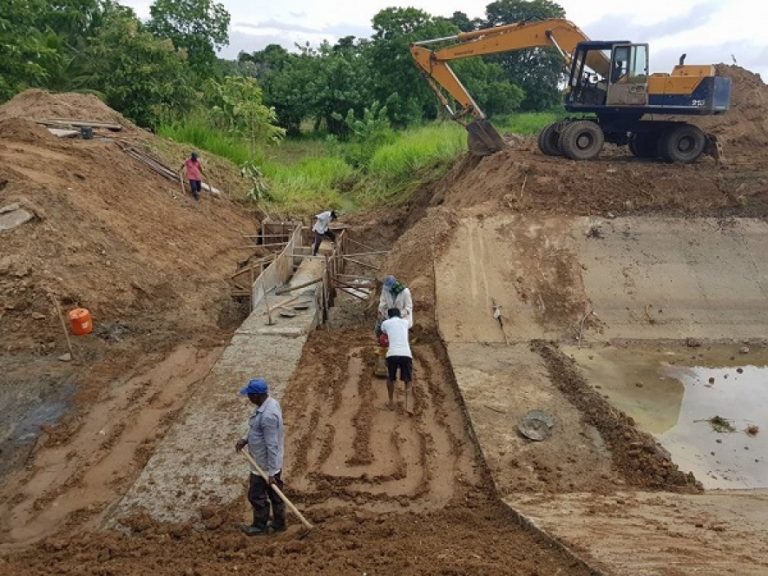 බලල්ල අඹගස්වැව වම්ඉවුරු ඇලේ පැති බැම්ම ප්‍රතිසංස්කරණයට පියවර