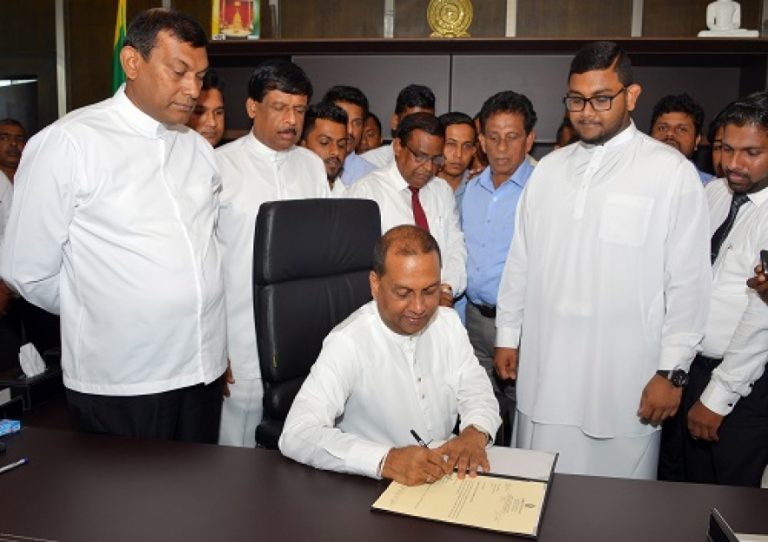 අමාත්‍ය මහින්ද අමරවීර මහතා කෘෂිකර්ම ඇමති ලෙස රාජකාරි අරඹයි