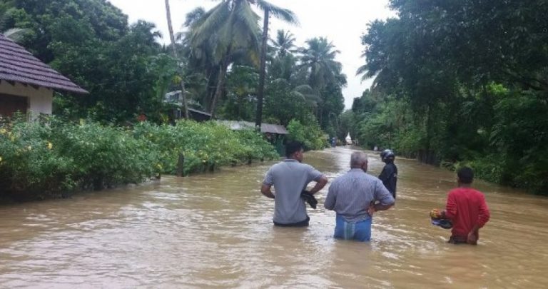 අයහපත් කාලගුණයෙන් රත්නපුර දිස්ත්‍රික්කයේ පුද්ගලයින් 8,556 පීඩාවට
