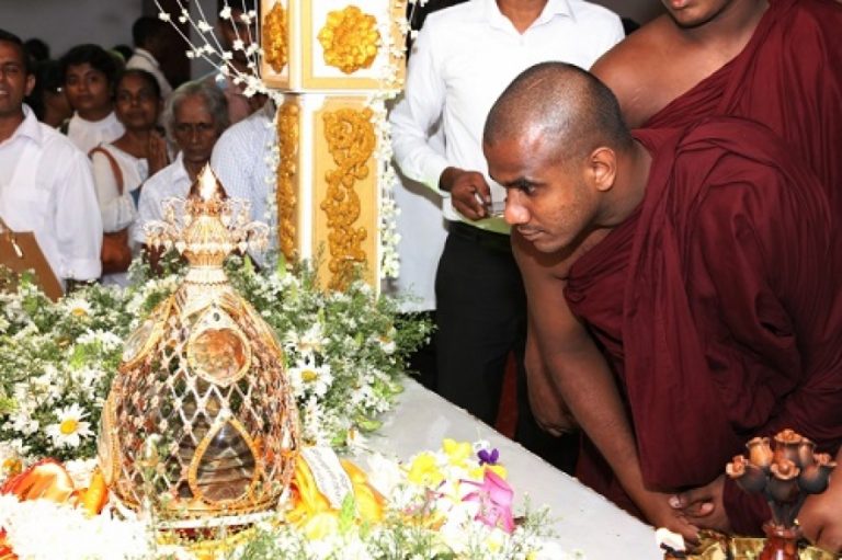 තක්ෂිලා නුවර සර්වඥධාතූන් ධාතූන් වහන්සේ රැගත් රථ පෙරහැර අද මහනුවරට