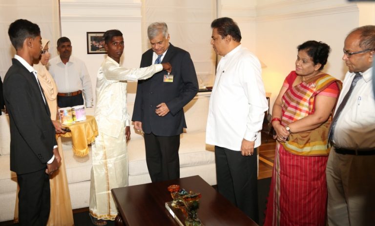 ජාත්‍යන්තර දුම්වැටි – මත්ද්‍රව්‍ය විරෝධී දිනය සංකේතවත් කරමින් පළමු සමෘද්ධි කොඩිය අගමැතිට පළඳවයි