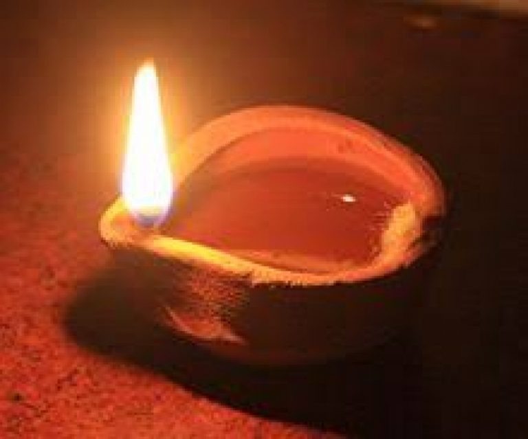 මියගිය රණවිරුවන් සිහිපත් කරමින් අලෝක පුජාවක් කැලණිය රාජමහා විහාරස්ථානයේ දී