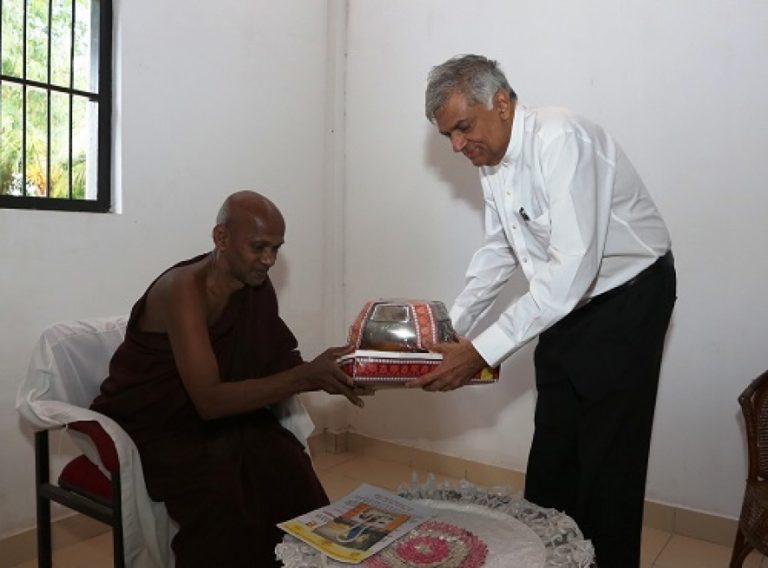 අගමැති කිලිනොච්චිය ලුම්බිණි විහාරයට ගොස් එහි ආගමික වතාවත්වල නිරත වෙයි