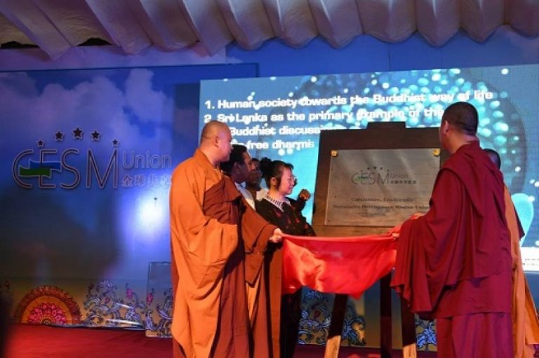 සෞඛ්‍ය අමාත්‍යවරයාට රන් සම්මානයක්