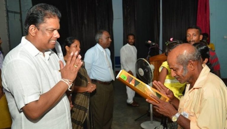 බුලත්සිංහල ප්‍රදේශයේ ජනතාවට ඉඩම් ඔප්පු