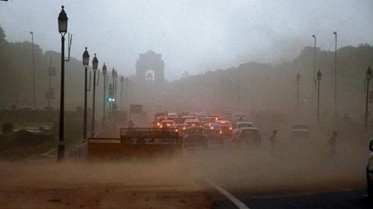 නවදිල්ලි නුවරට දූවිලි කුණාටුවක් – 40ක් මරුට