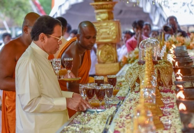 පොළොන්නරුව ගල් විහාරයේ සර්වඥ ධාතු ප්‍රදර්ශනය දෙවන දින මහජන වන්දනාමානය සදහා ජනපති අතින් විවෘත කෙරේ