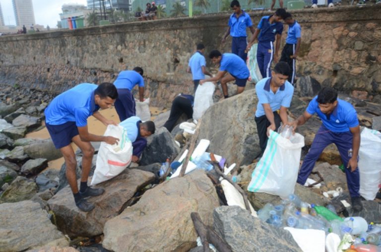 ගාලු මුවදොර පරිශ්‍රයේ ඇති කැළිකසල, ප්ලාස්ටික් එකතු කර පිරිසිදු කිරීමට ශ්‍රී ලංකා නාවික හමුදාව එක් වෙයි