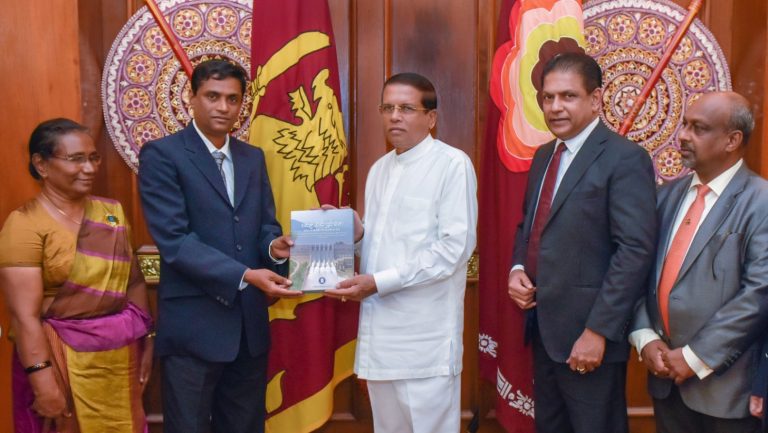 “හෙළ වාරි පුරාවත” ග‍්‍රන්ථය ජනපතිට පිළිගන්වයි