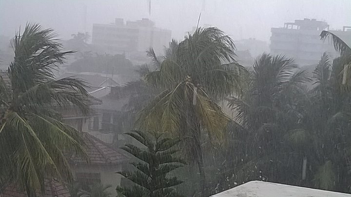 තද සුළඟකින් අම්පාර දිස්ත්‍රික්කයේ නිවාස 150 කට හානි