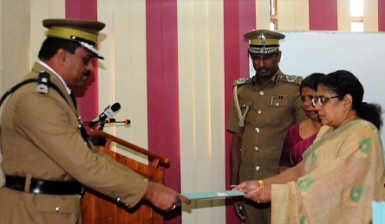 දේශපාලන පළිගැනීම්වලට ලක් වු හා උසස්වීම් ලද බන්ධනාගාර නිලධාරීන් සදහා පත්වීම් ලිපි ප්‍රදානය ක‌ෙ‌‌රේ