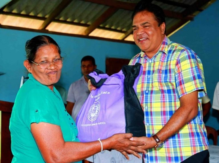 නියඟයෙන් පීඩා විදි ගොවි පවුල් වෙත නියං සහනාධාර බෙදාද‌ෙ‌යි