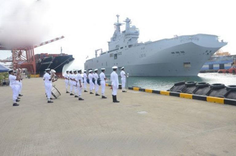 ප්‍රංශ නාවික හමුදාවට අයත් සර්කෝෆ් සහ ඩික්ස්මුඩ් යන නෞකාවන් කොළඹ වරායට