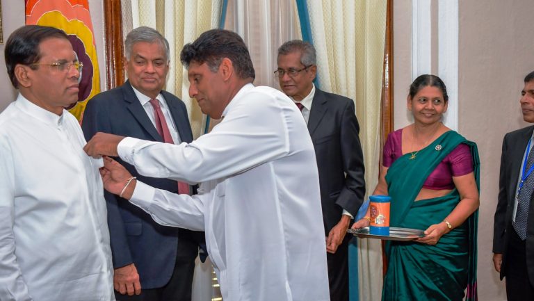 ජාතික නිවාස දින කොඩි සතිය අරඹමින් පළමු කොඩිය ජනපතිට පළඳවයි