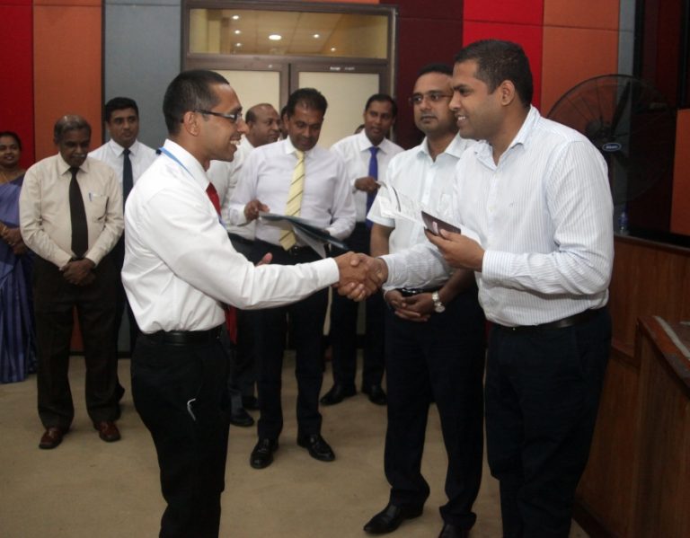 අමාත්‍ය හරින් ප්‍රනාන්දු මහතා අතින් ජපානයේ රැකියා සඳහා ගුවන් ටිකට්පත් පිරිනැමේ