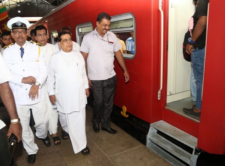 දුම්රිය මැදිරි ආරක්ෂාවට සිවිල් ඇදුමින් නියුතු  දුම්රිය ආරක්ෂක නිළධාරීන්