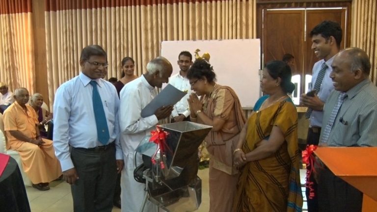 සබරගමුවේ ආයුර්වේද වෛද්‍යවරුන්ට ඔසු නිෂ්පාදන යන්ත්‍ර ප්‍රදානය ක‌ෙ‌රේ
