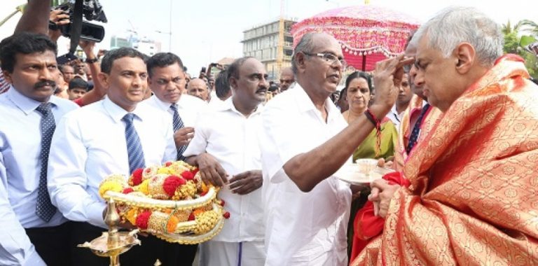 අගමැති වේල් පෙරහැරේ ආශිර්වාදය ලබාගනියි