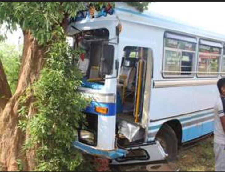 බස් රථයක් මාර්ගයෙන් ඉවතට පැන සිදු වු අනතුරකින් තිදෙනෙක් රෝහලේ