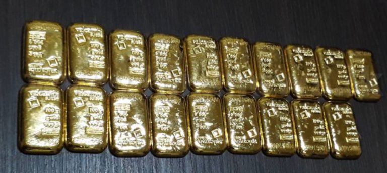 රන් බිස්කට් 29 ක් මෙරටින් රැගෙන යාමට උත්සාහ කළ පුද්ගලයින් දෙදෙනෙකු අත්අඩංගුවට