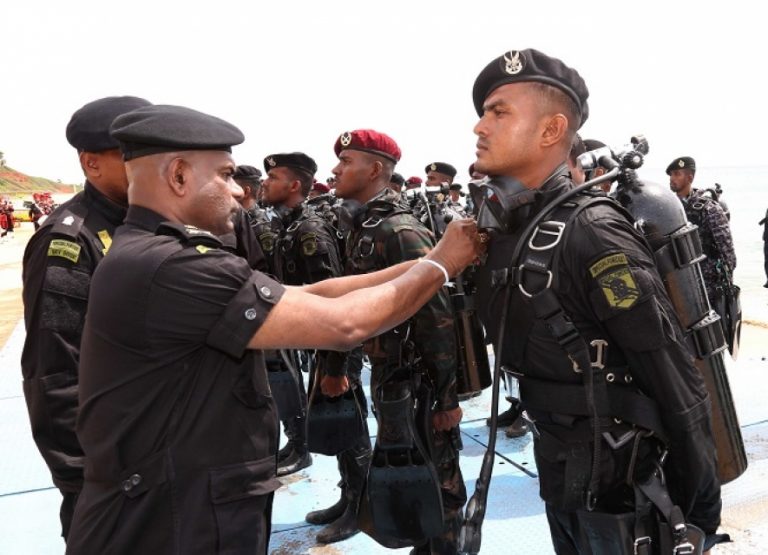 කිමිදුම් පුහුණු පාසලේහි පාඨමාලා හැදෑරු නව සංග්‍රාමික කිමිදුම්කරුවන් 40 දෙනෙකුට නිල ලාංඡන පළඳවයි