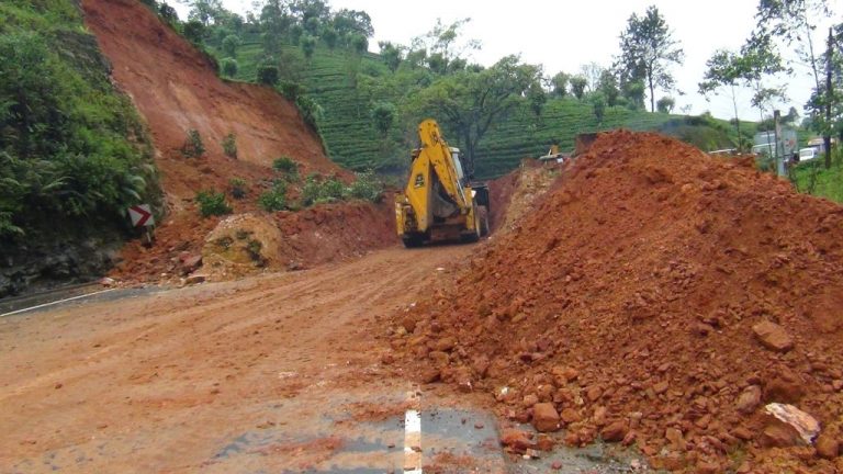 හැටන් ක‌ොළඹ ප්‍රධාන මාර්ගය‌ේ ගමනා ගමන කටයුතු එක් මංතීරුවකට සිමා ක‌ෙ‌රේ