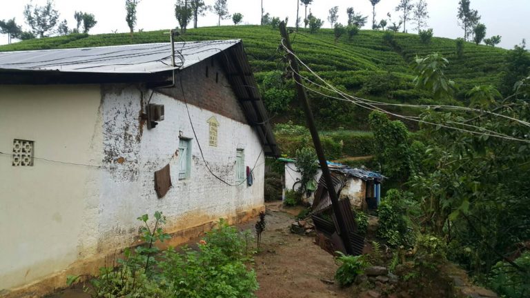 නායයාමේ අවධානමක් ‌හේතුව‌ෙන් නානුඔය ඩ‌ෙස්ප‌ොඩ් වතුයාය‌ේ පවුල් කිහිපයක් ආරක්ෂිත ස්ථාන ව‌ෙත