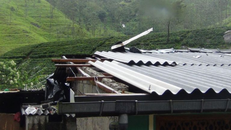 මධ්‍යම කදුකරය‌ට හමා ගිය දැඩි සුළඟකින් වතු නිවාස රැසකට හානි