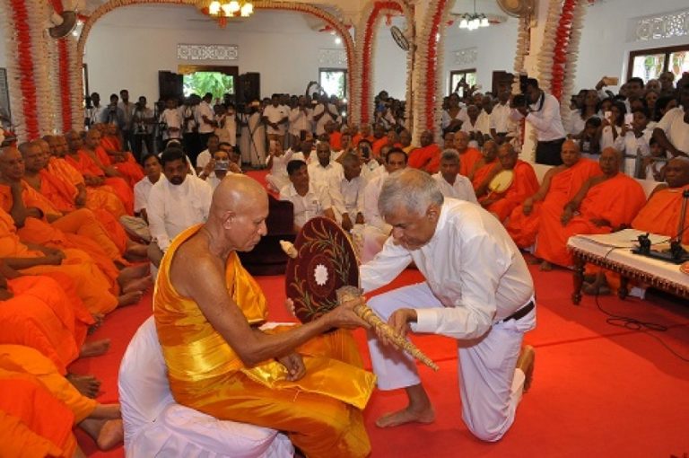 ශාස්ත්‍රපති පූජ්‍ය දෙදියවල තිලකසිරි ස්වාමීන්ද්‍රයන් වහන්සේ වෙත අනුනායක පදවි සන්නස් පත්‍රය පිළිගැන්වෙයි