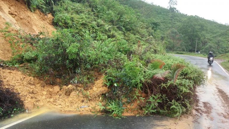 මධ්‍යම කඳුකරයට තද වැසි –  හැටන් ක‌ොළඹ ප්‍රධාන මාර්ගයට පස් කන්දක් කඩා වැට‌ෙයි