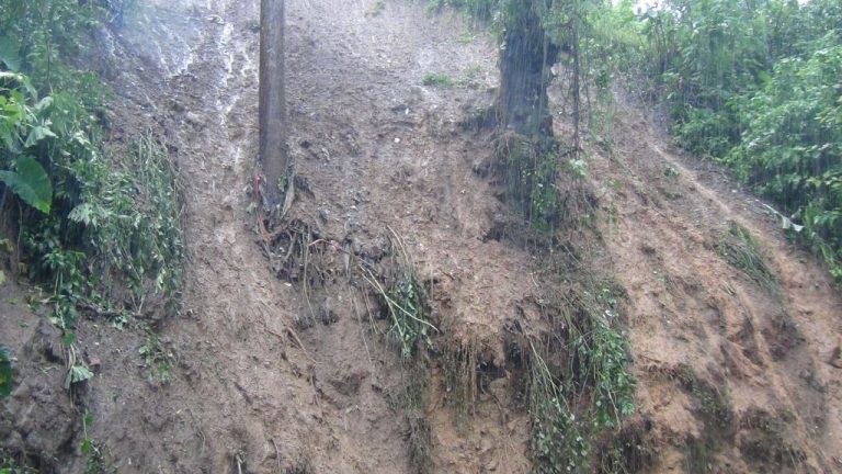 පස් කන්දක් කඩා වැටිම‌ෙන් හැටන් සලංකන්ද ප්‍රධාන මාර්ගය‌ේ ගමනා ගමනය ඇණහිටි