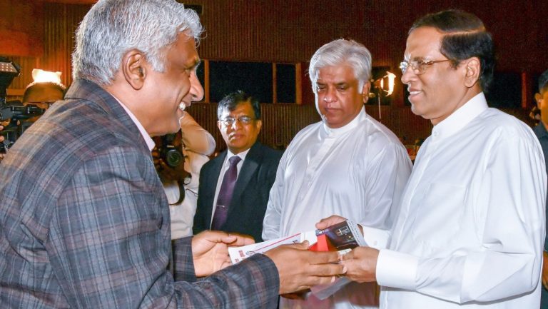 ලංකා ඛනිජතෙල් සේවය අගයමින් සේවකයින්ට ජනපති අතින් රන් තිළිණ පිළිගන්වයි