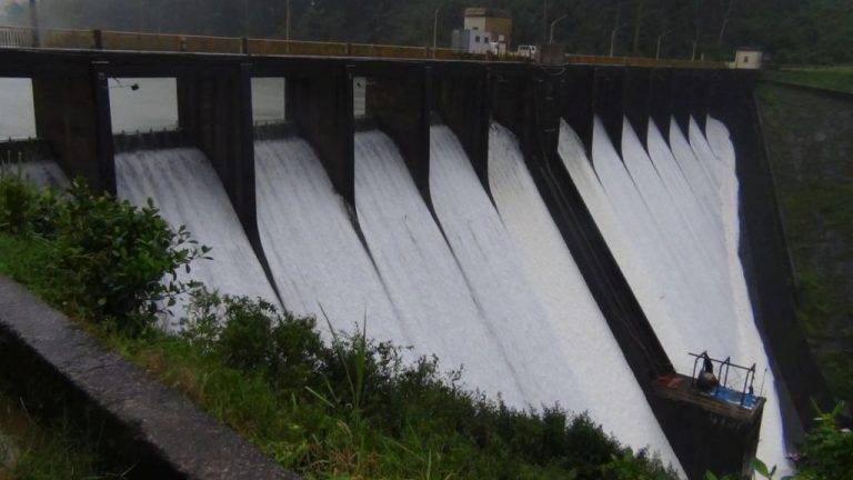 වසර පහකට පසු වාන් දොරටුවලටත් ඉහලින් වාන් දමන කාසල්රි ජලාශය